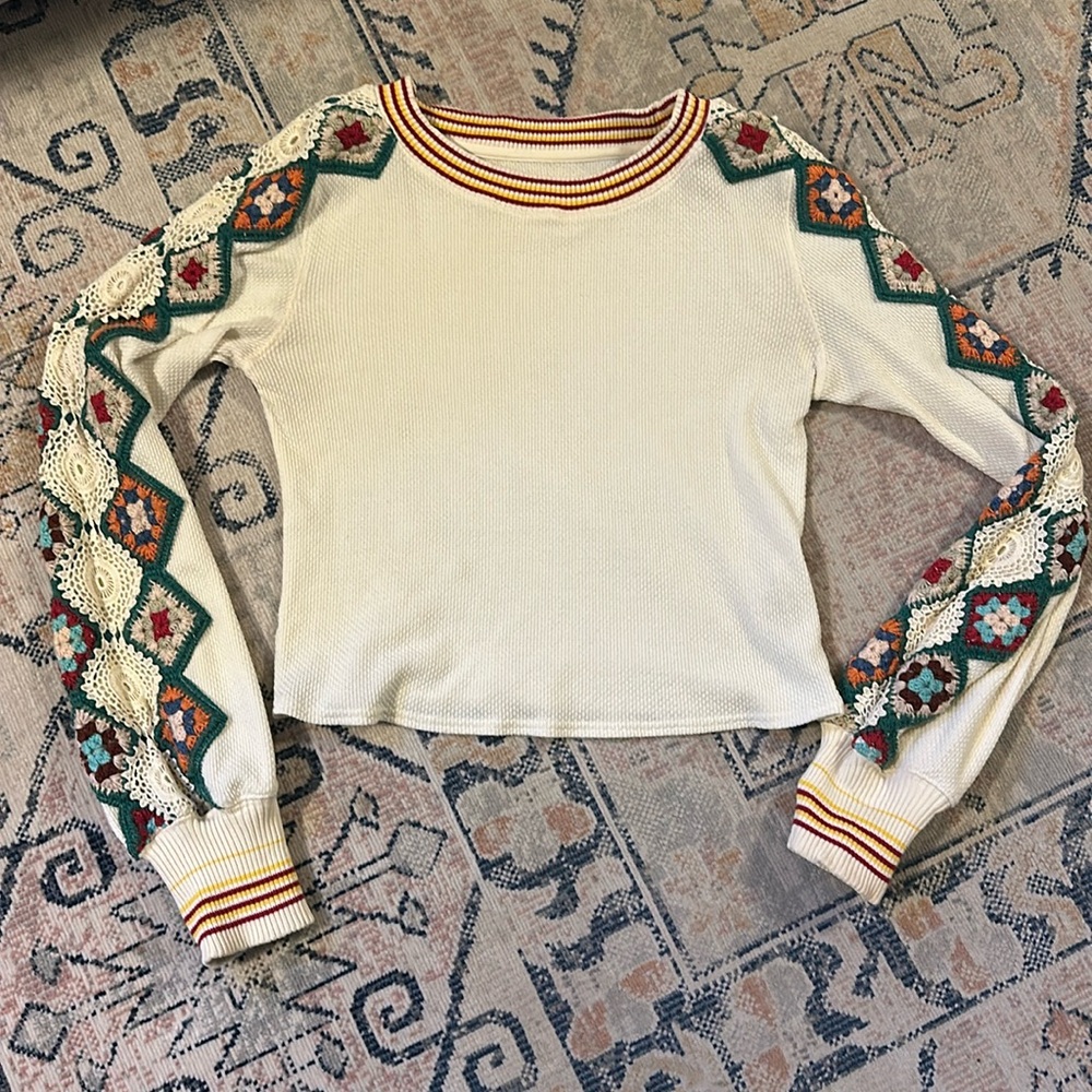 Free people white long sleeved cropped top with adorable embroidery.